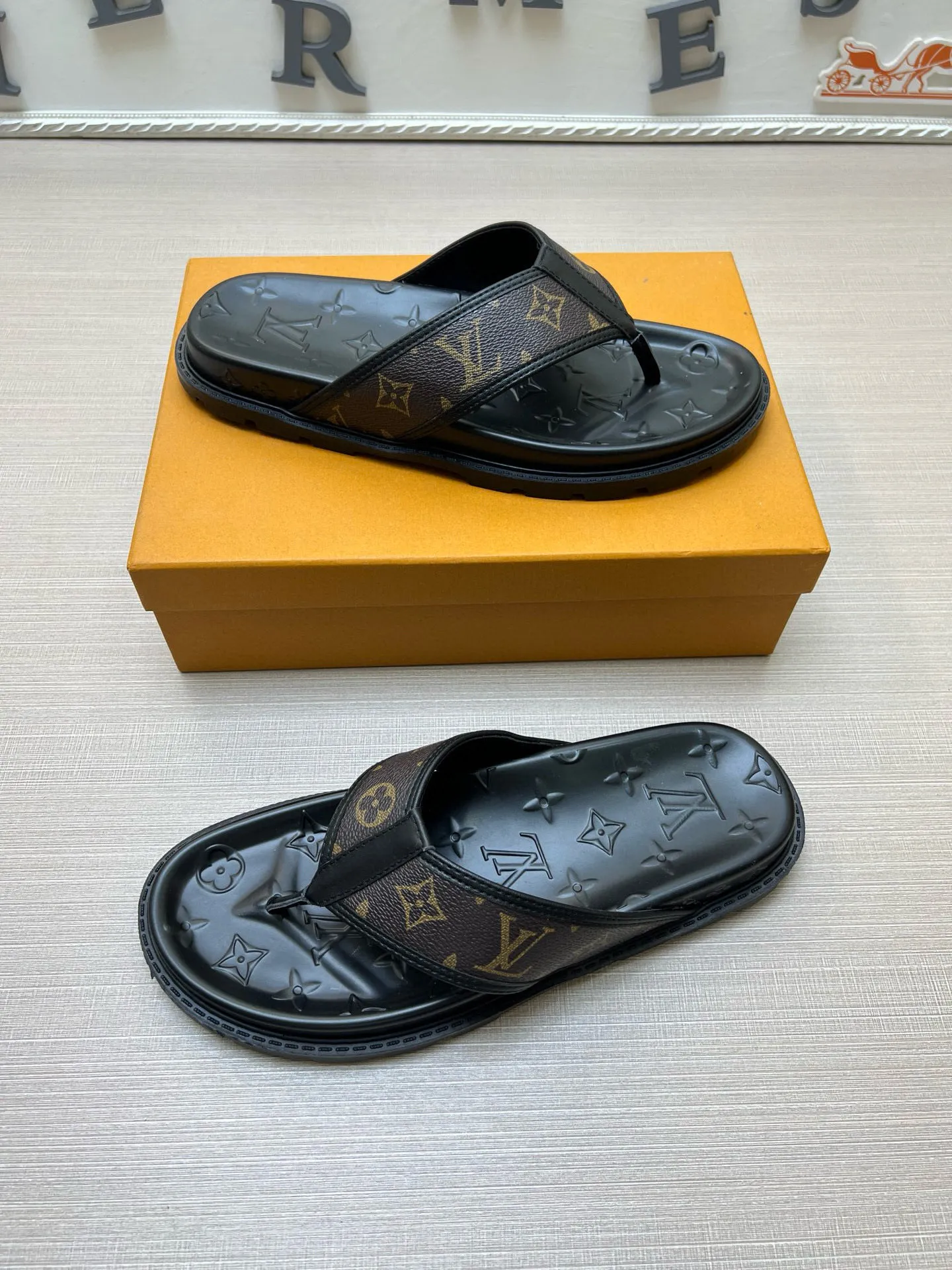 P270🏆Louis Vuitton 🏆[Louis Vuitton] Spring/Summer 2025 [Men's Flip Flops] 🎯🎯As an active family in the fashion industry ⭐ Lv is characterized by bold innovation ⚡Create this casual business style for Chinese fashionable men ✨The fabric is made of imported high-grade cowhide 🔥 Clean and neat ⚡Fashionable and elegant🌹Breathable, sweat-absorbent and deodorant👈So luxurious, high-end and domineering. 👍Must be sold if you repost the picture. Number of yards: 38--46. Color: 🎉 For large quantities. Welcome to repost.